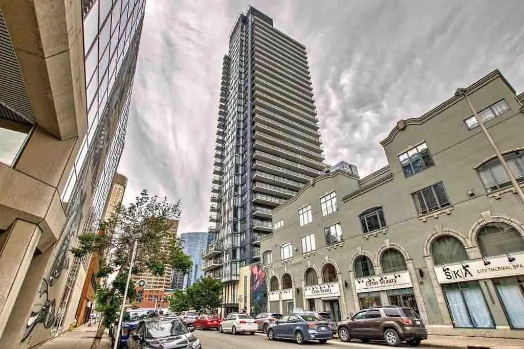 Micronest - Modern Overlooking Downtown Parking Calgary